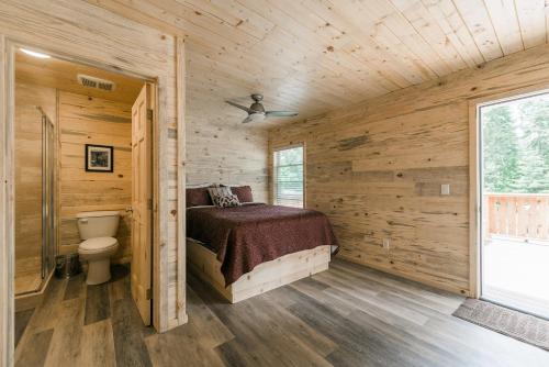 Blockhausschlafzimmer mit einem Bett und einem WC in der Unterkunft Silver City Mountain Resort in Sequoia