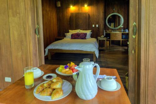 a room with a table with food and a bed at Lanna Ban Hotel in Puerto Viejo