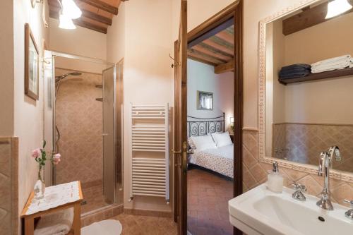 Koupelna v ubytování La Sassaia