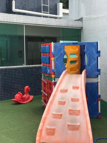 un parque infantil con tobogán y una estructura de juegos de juguete en Blue Sunset Flats - apt 322, en João Pessoa