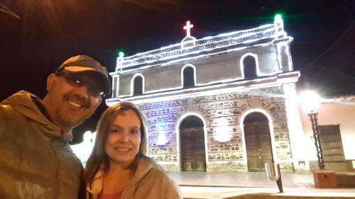 a man and a woman standing in front of a building at Apartamento Acogedor en el Retiro in El Retiro