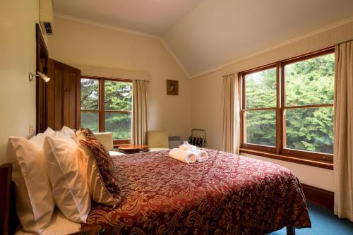 un dormitorio con una cama con dos animales de peluche en Franklin Manor, en Strahan