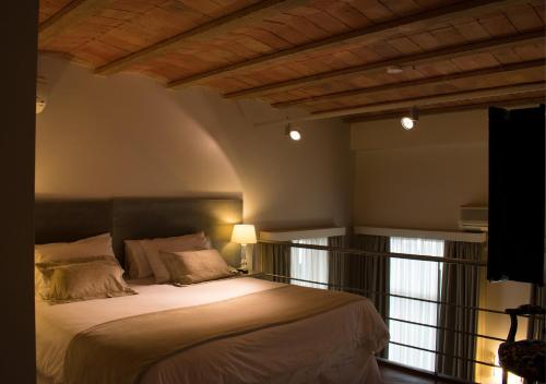 a bedroom with a bed and a window at San Telmo Suites in Buenos Aires