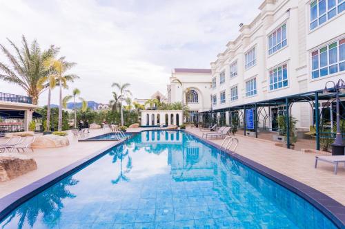 een zwembad in een resort met een gebouw bij Erawan Hotel in Ban Na Phong