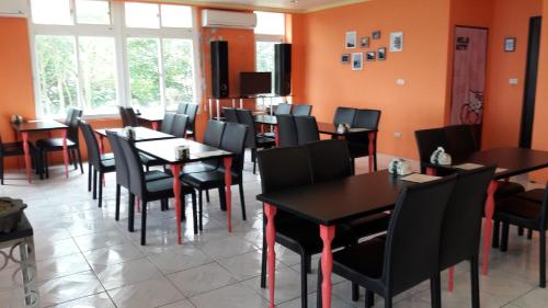 un restaurante comedor con mesas y sillas en 13F Homestay, en Jiufen