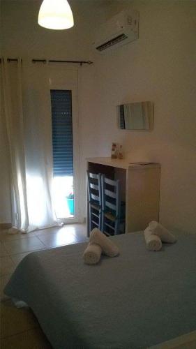 Smaragdi Studios and Roomsにあるベッド