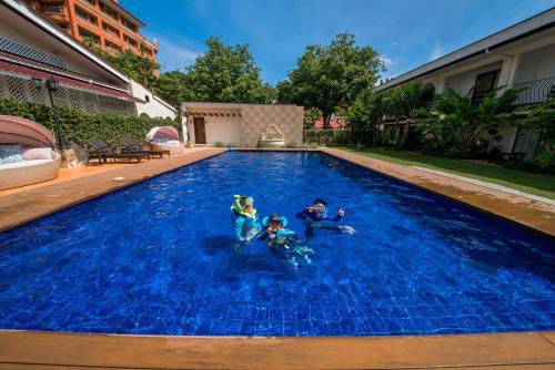 Montebello Villa Hotel tesisinde veya buraya yakın yüzme havuzu
