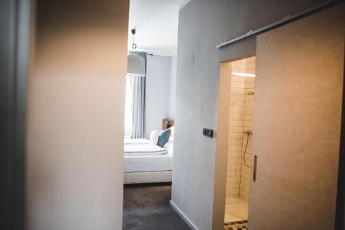 オストラヴァにあるホテル シティ シティのベッド1台とバスルームが備わる小さな客室です。