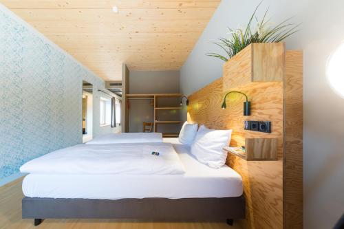 Llit o llits en una habitació de Schlossparkhotel Mariakirchen
