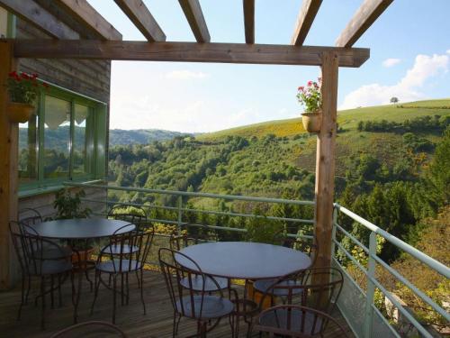 A balcony or terrace at Logis Auberge du Fel