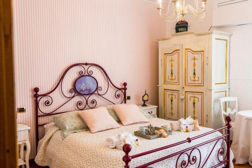a bedroom with a large bed with pink walls at Ripa Medici, camere con vista e parcheggio incluso in Orvieto