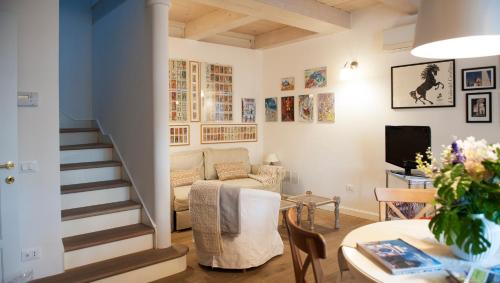 una sala de estar con un sofá y una mesa en Barone Rosso Suite, en Rávena