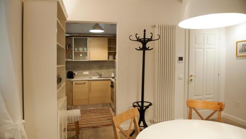 Una cocina y un comedor con mesa y sillas. en Barone Rosso Suite, en Rávena