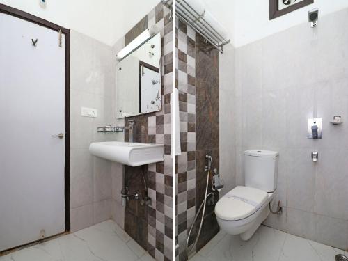 Koupelna v ubytování Hotel Samovar by Goyal Hoteleirs