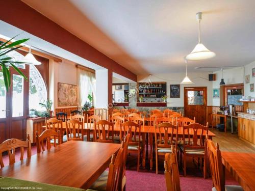 Reštaurácia alebo iné gastronomické zariadenie v ubytovaní Penzion Partizan
