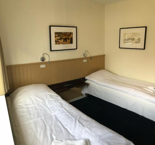 Ein Bett oder Betten in einem Zimmer der Unterkunft Hotel Røde-Kro