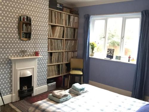 Giường trong phòng chung tại The Ceramic House