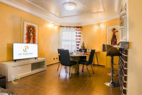 Una televisión o centro de entretenimiento en Hotel Résidence La Falaise