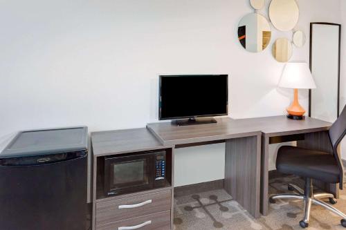 a computer desk with a monitor and a printer at Howard Johnson by Wyndham Florence in Florence