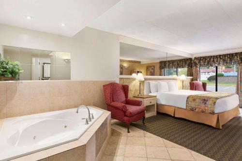 Gallery image of Travelodge by Wyndham Owen Sound ON in Owen Sound