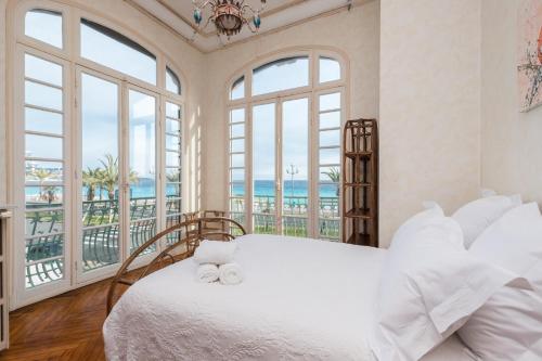 une chambre avec un lit avec vue sur l'océan dans l'établissement Villa COLLIN - Promenade des Anglais, à Nice