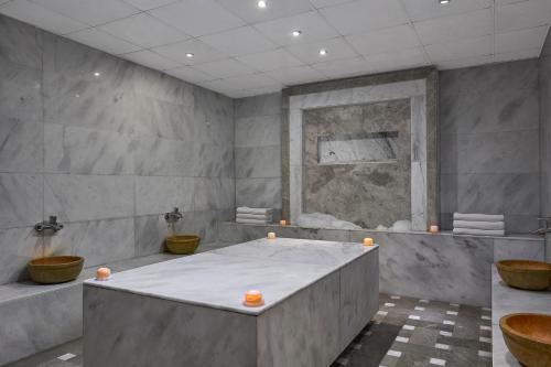 a bathroom with a tub and two sinks and a counter at Jaz Belvedere Resort in Sharm El Sheikh