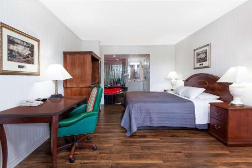 A bed or beds in a room at Howard Johnson by Wyndham Niagara Falls