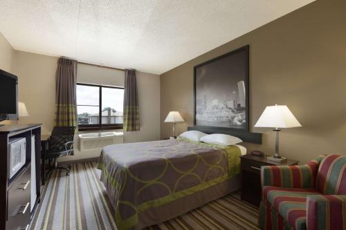 Postel nebo postele na pokoji v ubytování Super 8 by Wyndham Bridgeview/Chicago Area