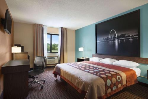 Postel nebo postele na pokoji v ubytování Super 8 by Wyndham Collinsville St. Louis