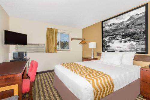 Телевизор и/или развлекательный центр в Travelodge by Wyndham Loveland/Fort Collins Area