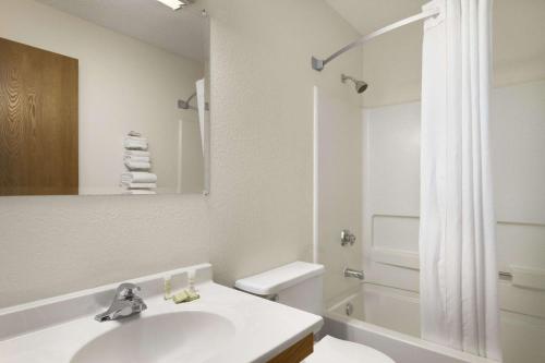 y baño con lavabo, aseo y ducha. en Super 8 by Wyndham Williams Lake BC, en Williams Lake