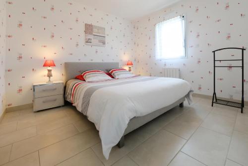 Un dormitorio con una cama grande y una ventana en Logis de l'Hermitage, en Le Louroux-Béconnais