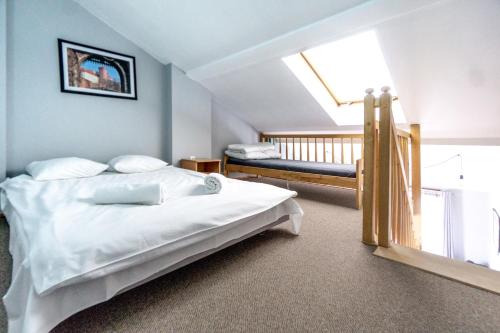 Llit o llits en una habitació de Apartamenty Amber