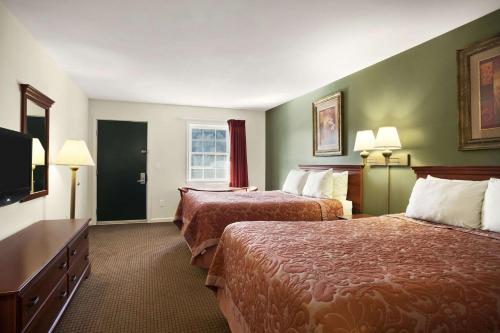 Katil atau katil-katil dalam bilik di Super 8 by Wyndham Mifflinville Near Bloomsburg