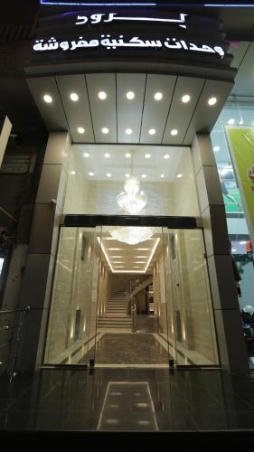 a hallway of a building with a chandelier at Broad Almkan Apart Hotel in Taif