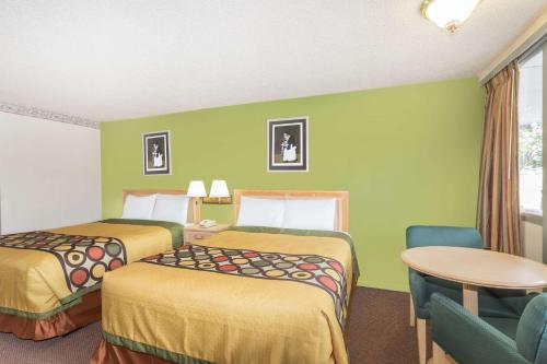 Ένα ή περισσότερα κρεβάτια σε δωμάτιο στο Knights Inn Statesboro