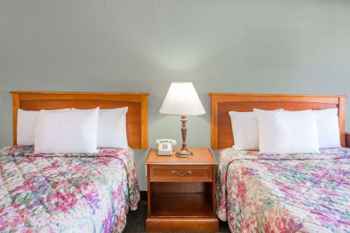 Ένα ή περισσότερα κρεβάτια σε δωμάτιο στο Knights Inn - Plant City