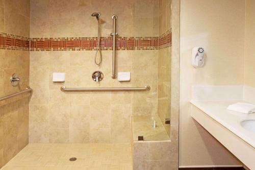 Bilik mandi di Travelodge by Wyndham Ocean Front