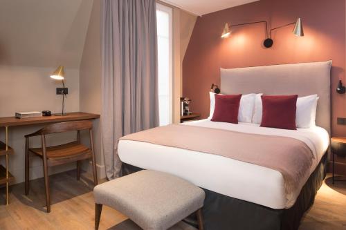 Ένα ή περισσότερα κρεβάτια σε δωμάτιο στο Hôtel Maxim Quartier Latin