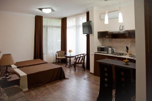 Kuchyň nebo kuchyňský kout v ubytování Hin Yerevantsi Hotel