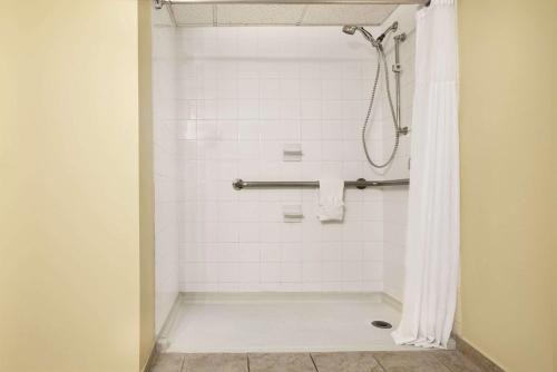 a white shower with a shower curtain in a bathroom at Caribe Hotel Ponce in Ponce