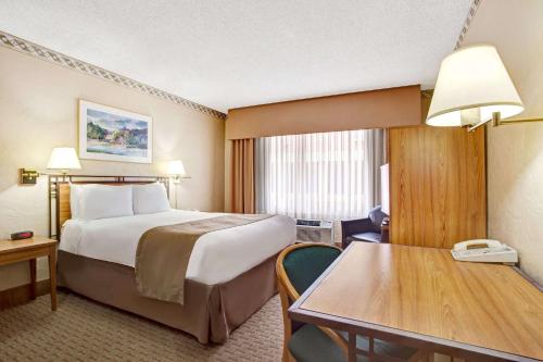 A bed or beds in a room at Travelodge by Wyndham Seattle By The Space Needle