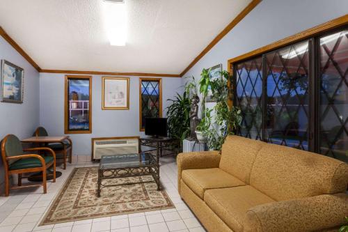 a living room with a couch and a table at Knights Inn - Columbia in Columbia