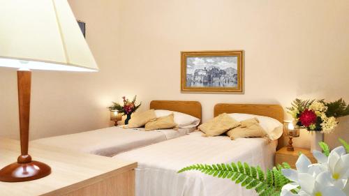 Postel nebo postele na pokoji v ubytování Hotel Villa Augustus