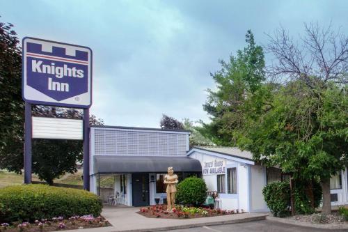 a kiths inn sign in front of a building at Knights Inn Pittston in Pittston