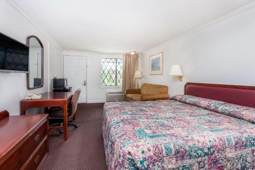 Säng eller sängar i ett rum på Knights Inn - Columbia