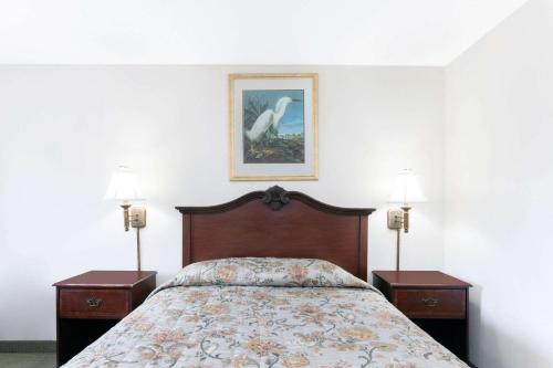 מיטה או מיטות בחדר ב-Knights Inn Point South Yemassee