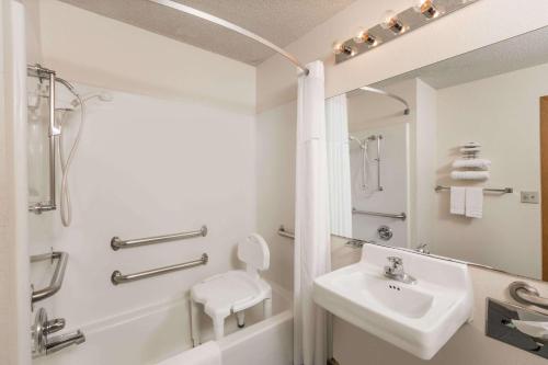 Galeriebild der Unterkunft Howard Johnson by Wyndham Wichita Airport in Wichita