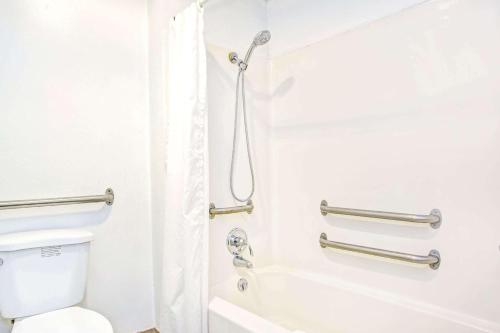 a bathroom with a shower and a toilet at Guest Inn Lebanon (Ohio) in Lebanon