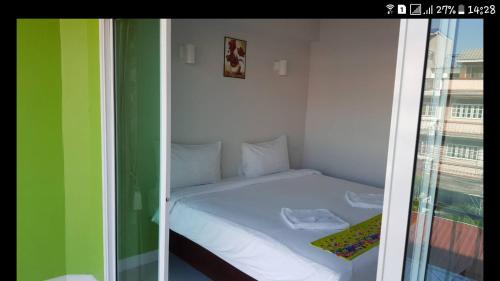 a small bed in a small room with a window at Cha-Am Fish Star in Cha Am